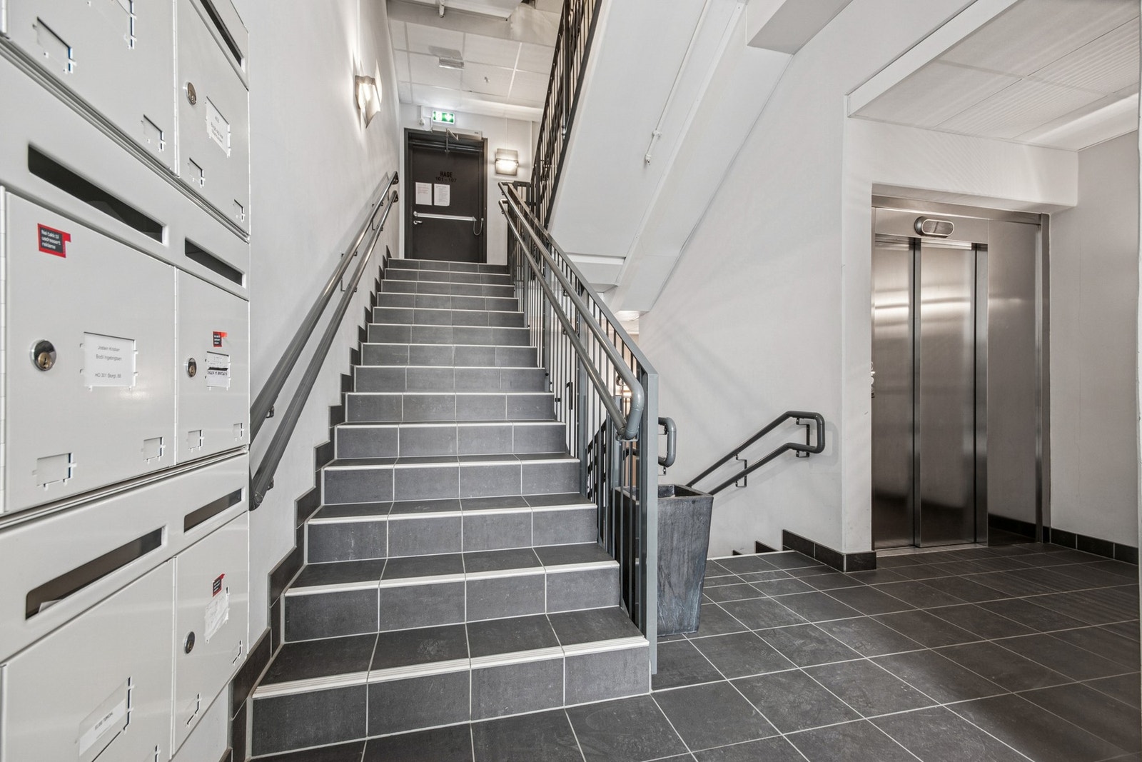 Gjennomførte fellesarealer hvor trappevask er inkludert i felleskostnader. Heis i bygget Galleribilde