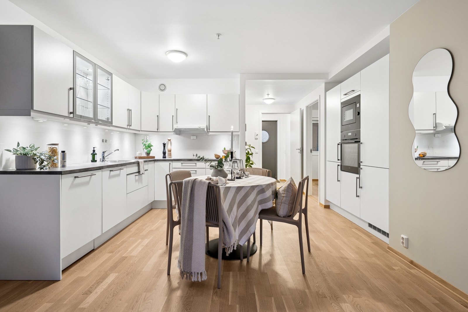 Romslig og godt utstyr kjøkken med god skap- og benkeplass. Kjøkkeninnredningen har glatte fronter og det er benkeplate i laminat. Galleribilde