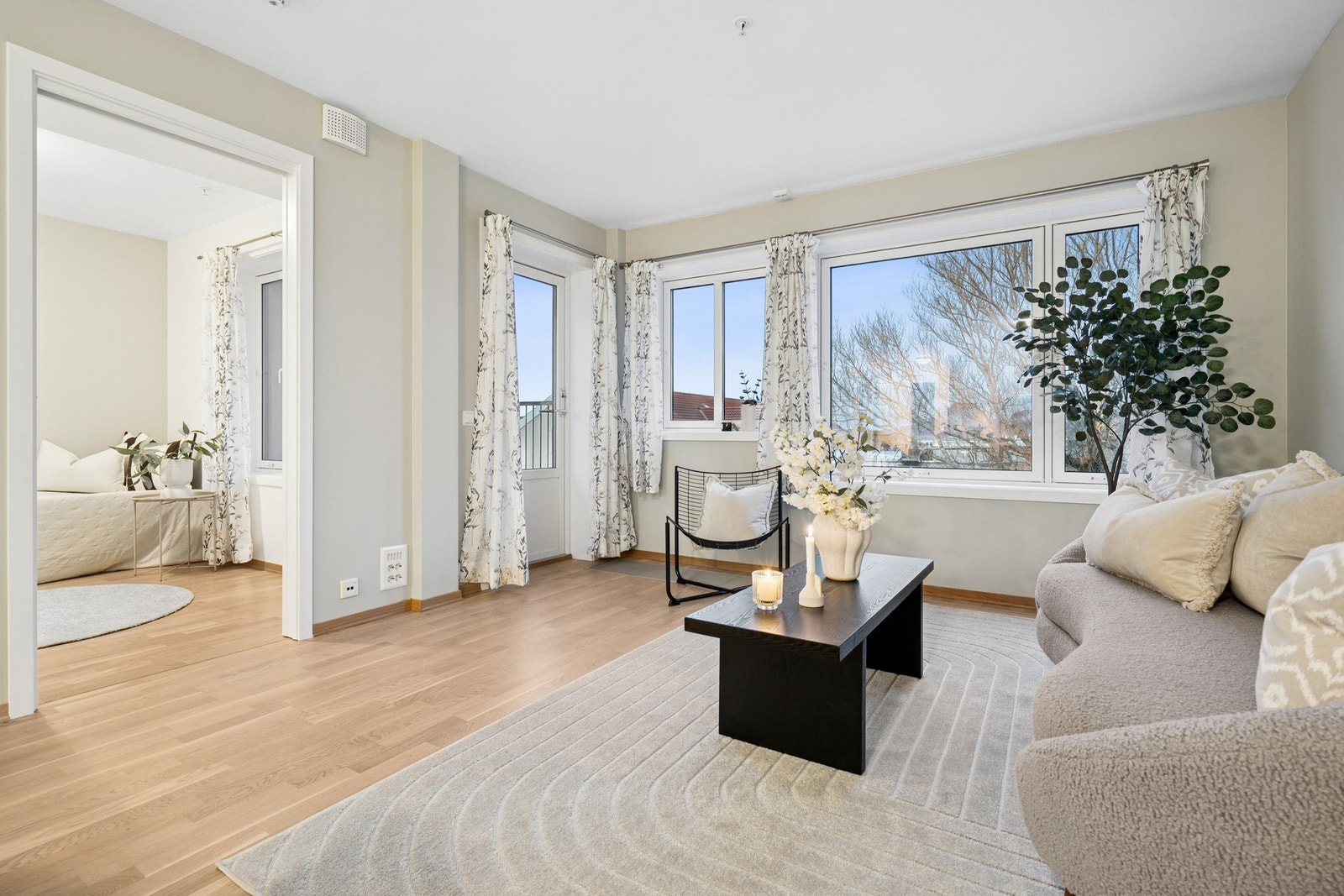 Det er en lys og åpen stue/kjøkken løsning, med plass til både sitte- og spisegruppe. Galleribilde