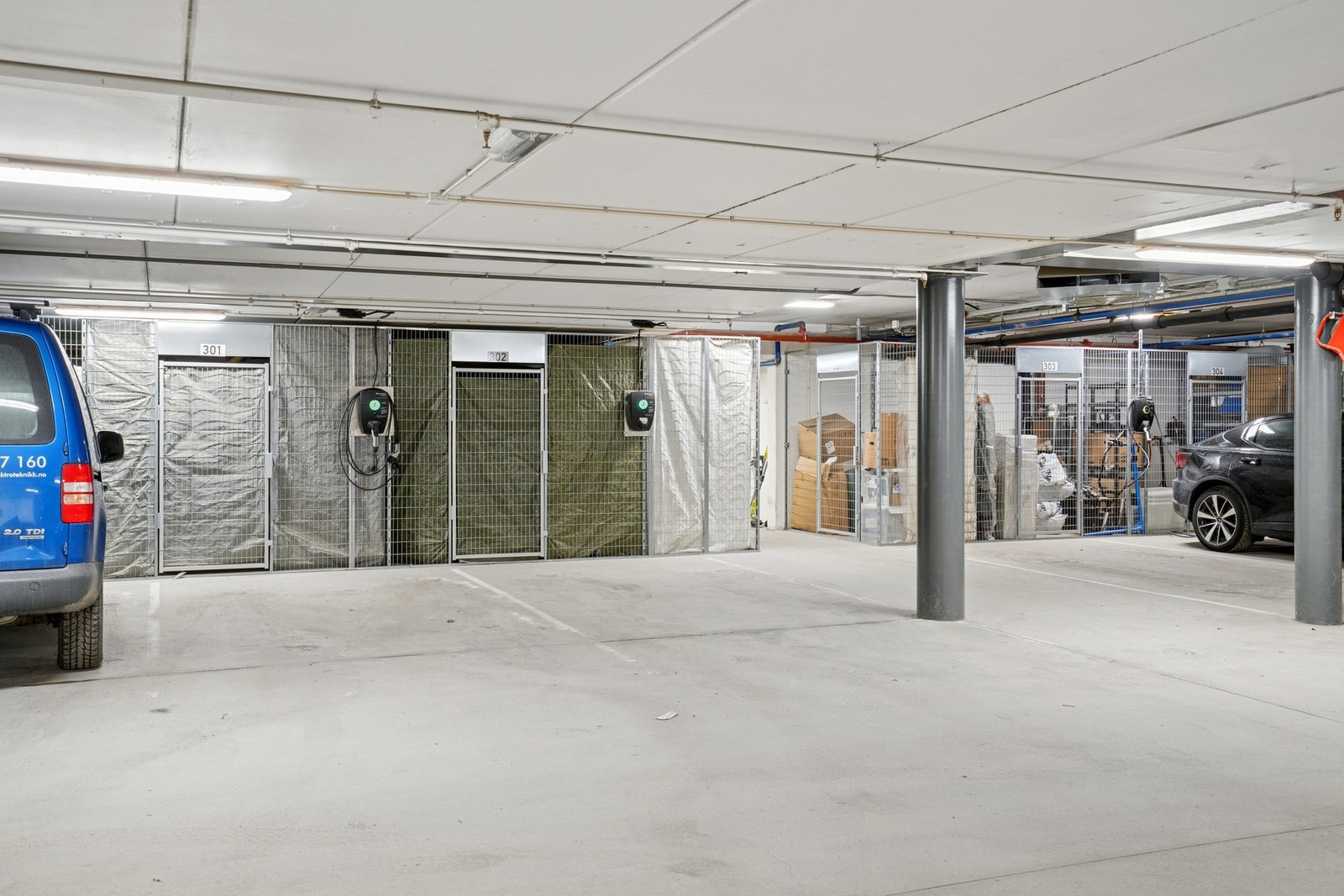 Fast parkering i felles parkeringskjeller med etablert elbil-lader. Galleribilde