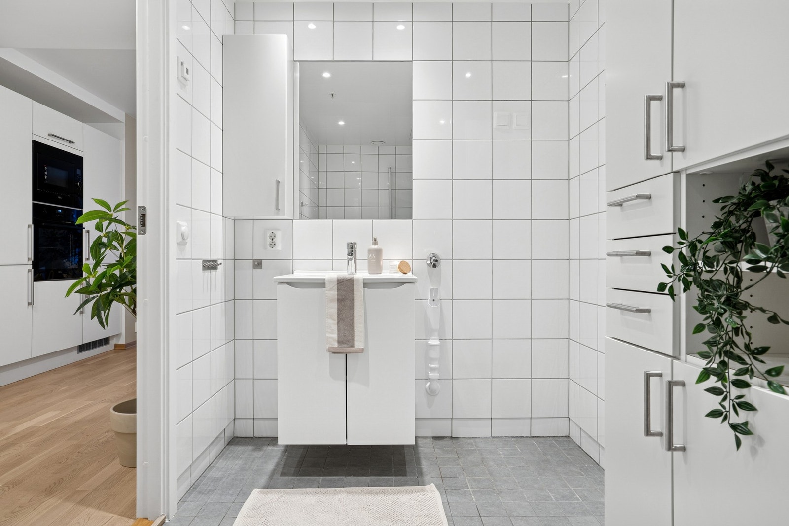 Stilrent og flislagt bad med vannbåren varme i gulvet. Galleribilde