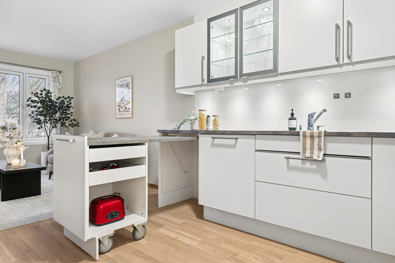 Uttrekkbar seksjon, ser ut som et vanlig skap når den er innfelt - praktisk når du skal bake etc. Galleribilde