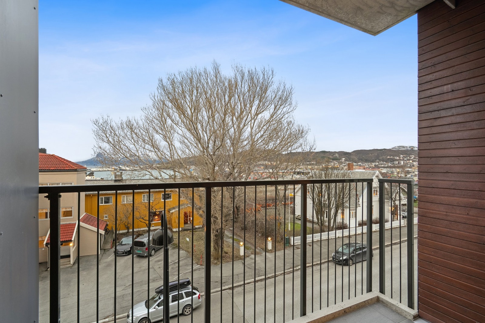 Utgang fra stua til en balkong på ca. 6 m² med ettermiddags- og kveldssol. Galleribilde