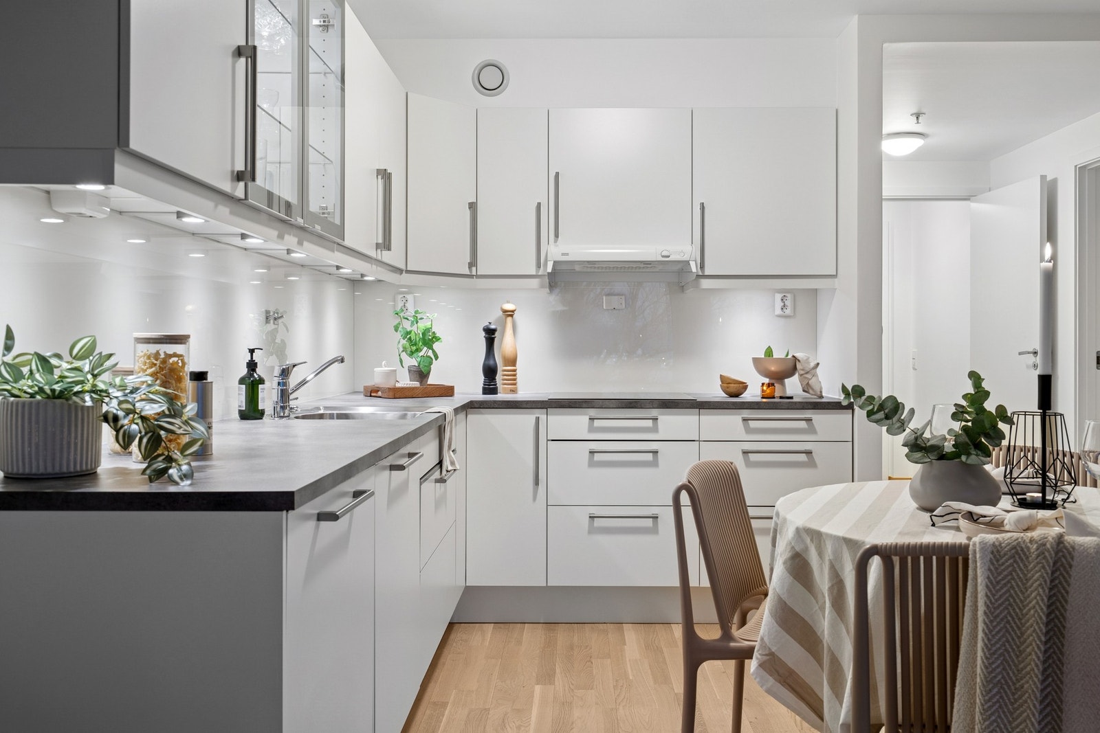 Det er integrert kjøl/fryseskap, oppvaskmaskin, platetopp, mikro, stekeovn, vannstoppsystem og komfyrvakt. Galleribilde