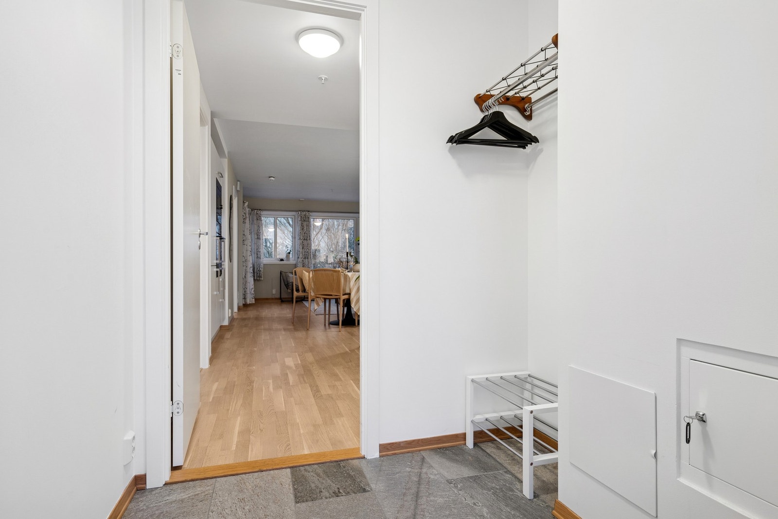 Entré med plass til jakkeoppheng og skohylle. Galleribilde