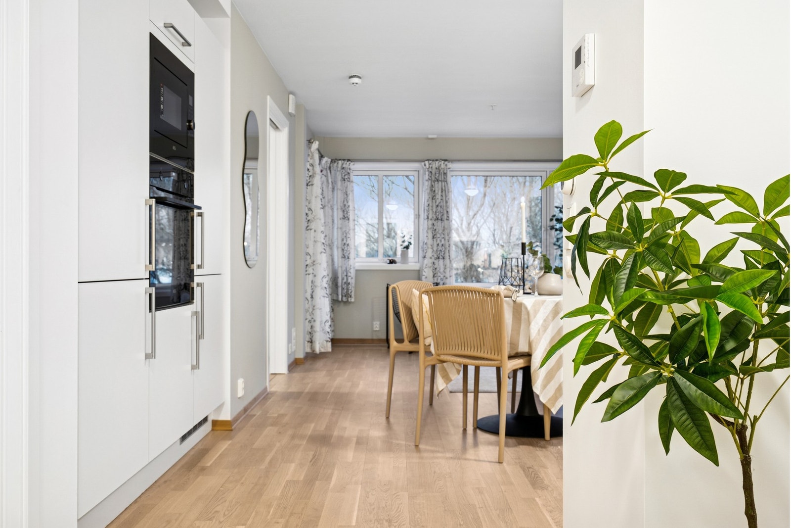 Mellomgang sett mot stue/kjøkken. Galleribilde