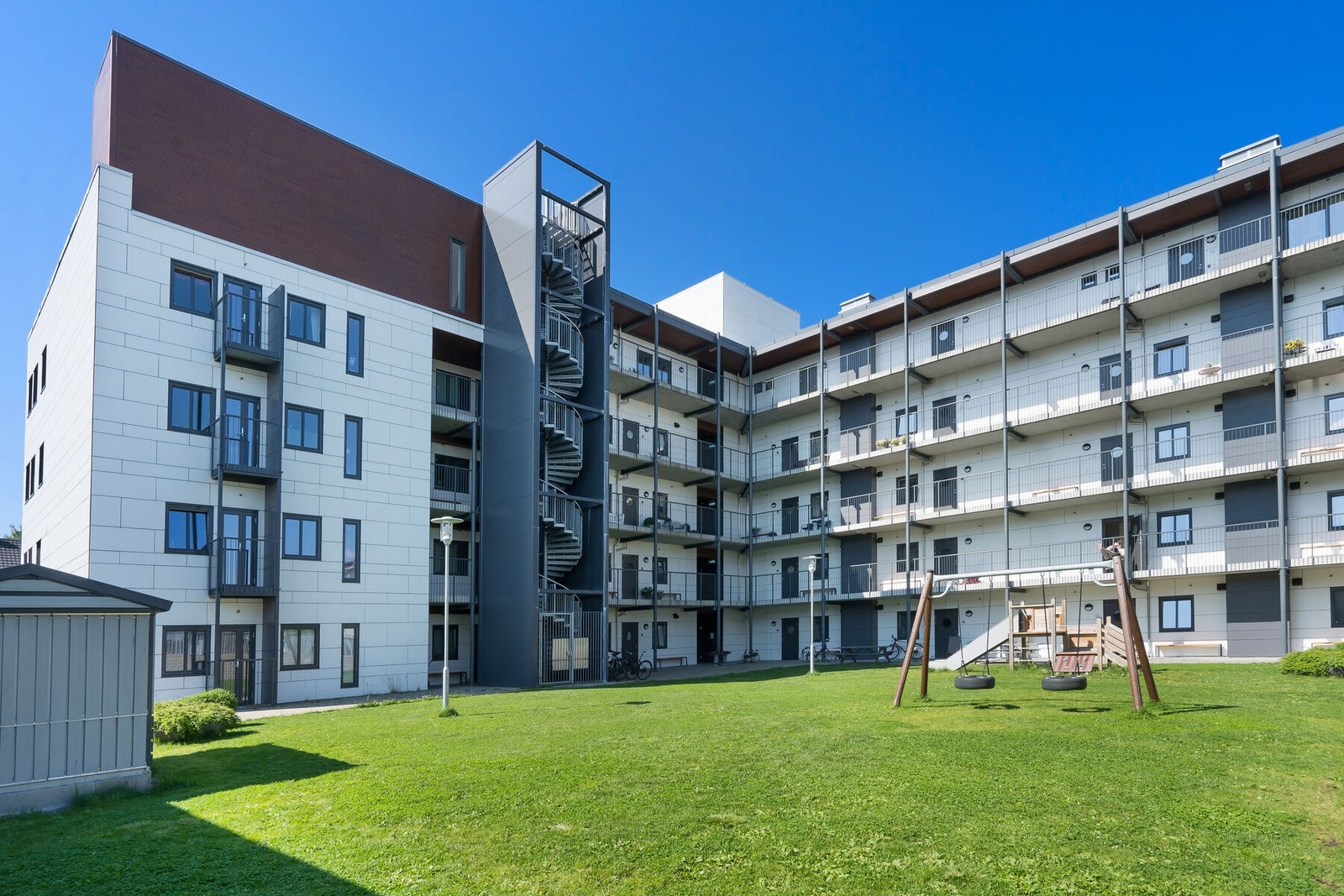 Bak fasadene ligger det en godt skjermet hage/grøntarealer. Galleribilde