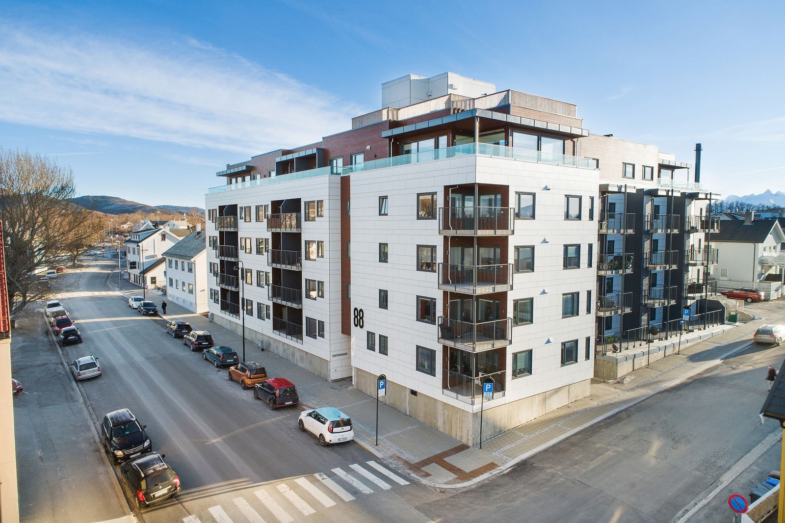 Leiligheten ligger fint til i 3. etasje i bygget slik at du kommer over bebyggelsen og får fin utsikt mot nord. Galleribilde