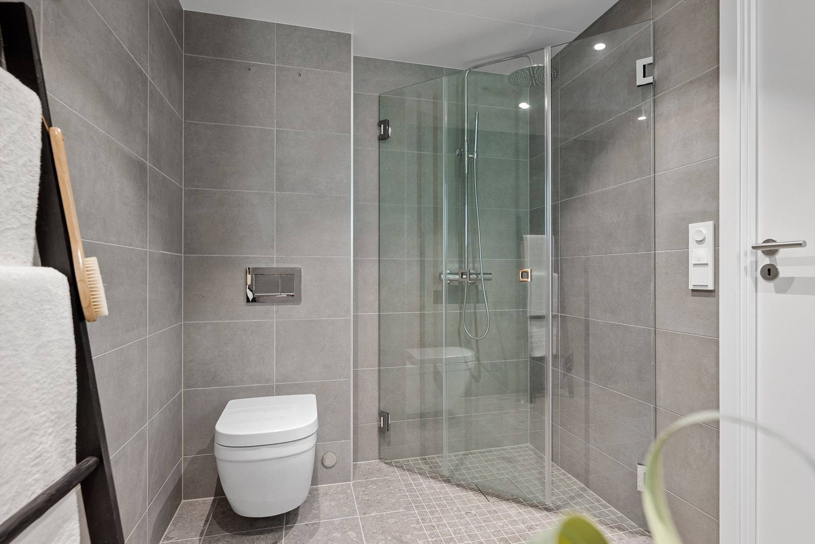 Badet er forøvrig innredet med dusj med innfellbare dører, vegghengt toalett, servant i skuffeinnredning og speilskap med integrert belysning. Det er også opplegg for vaskemaskin på badet. Galleribilde