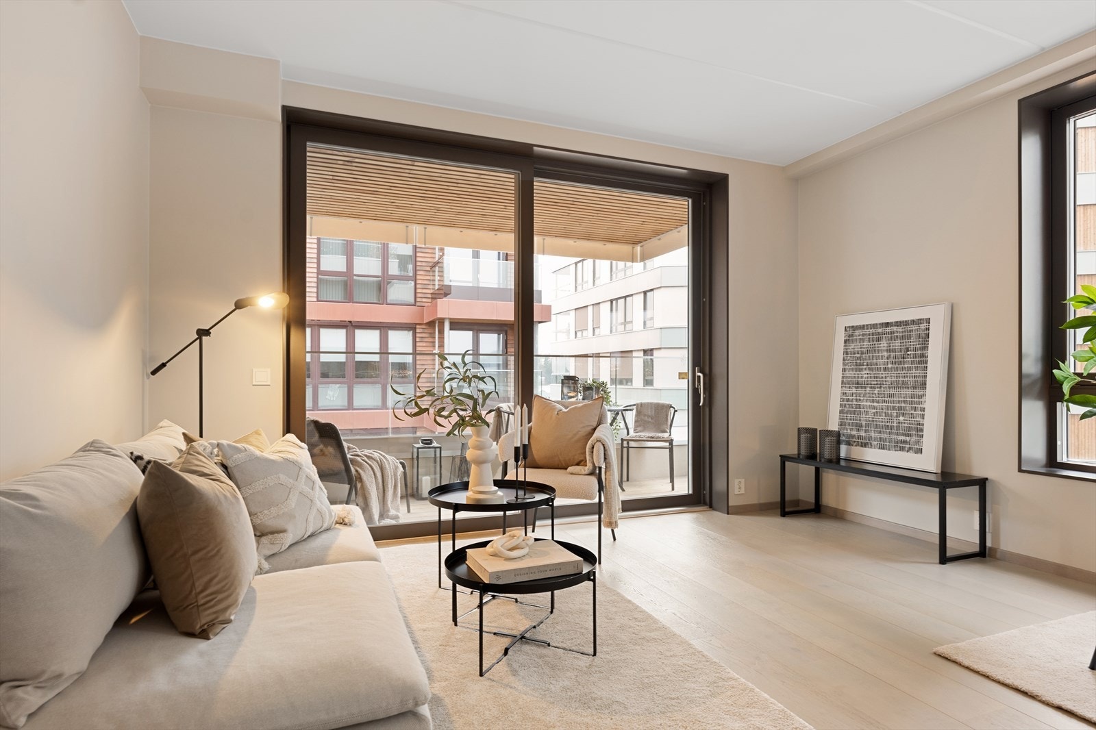 Fra stuen er det utgang til en overbygget balkong. Galleribilde