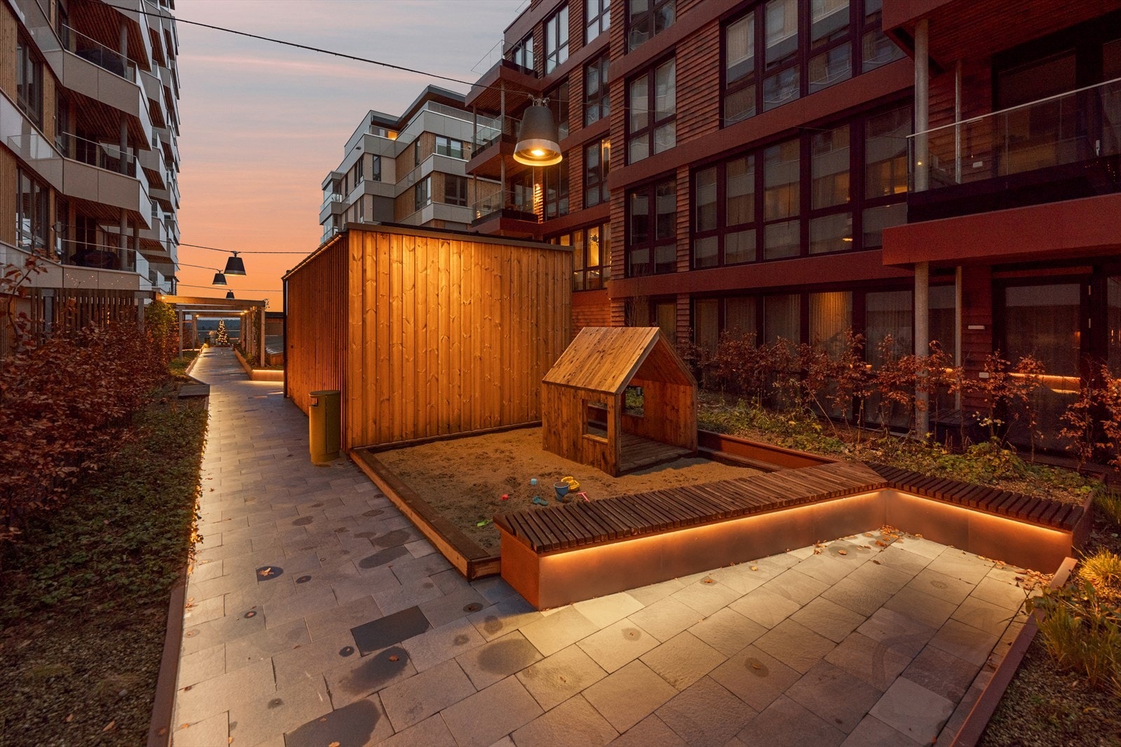 På plan 6 er det anlagt felles takhage med lekeplass for de minste. Galleribilde