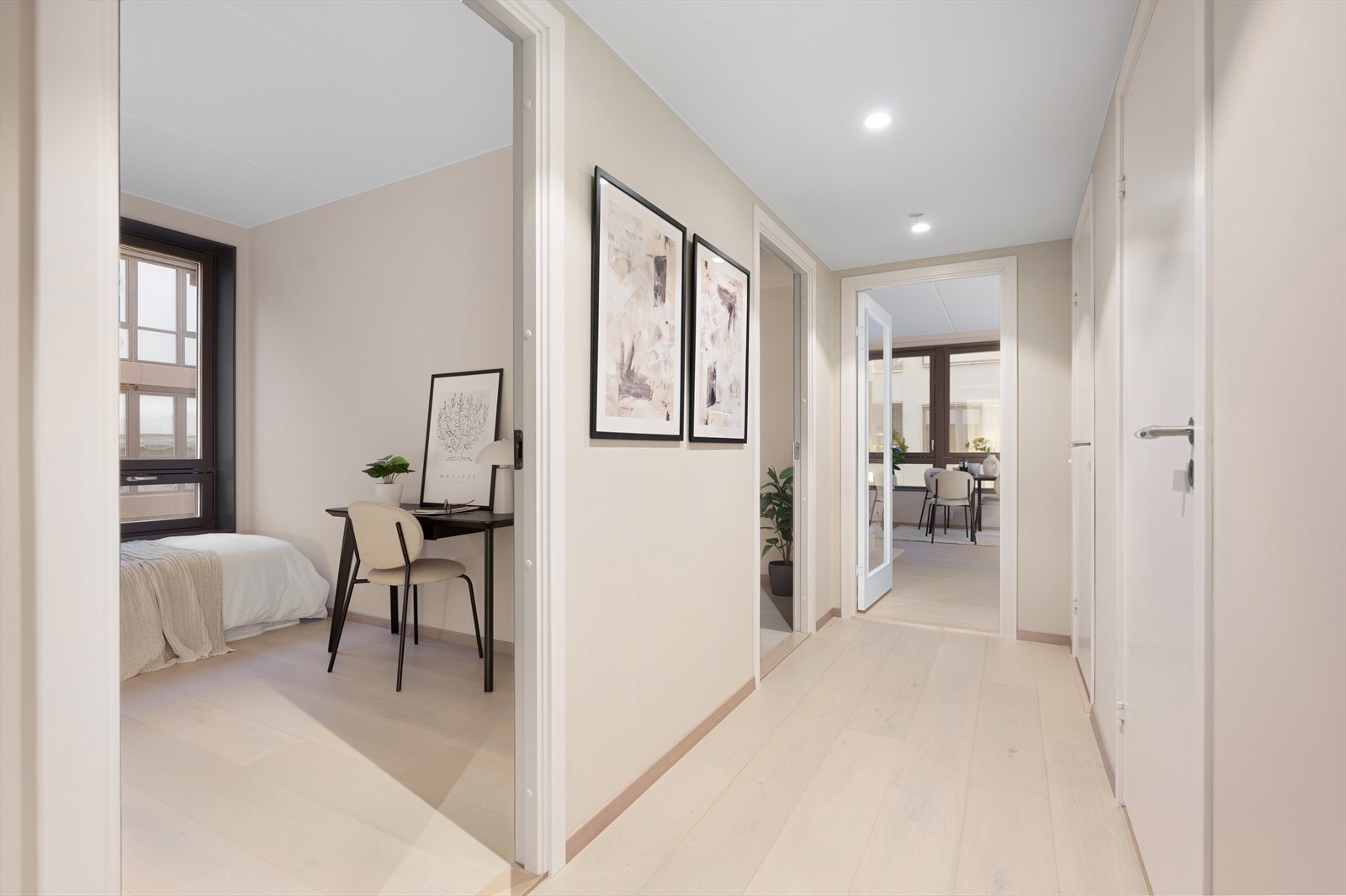 Det er gjennomgående gjort lyse farge- og materialvalg i leiligheten og den fremstår meget lys og lekker. Galleribilde