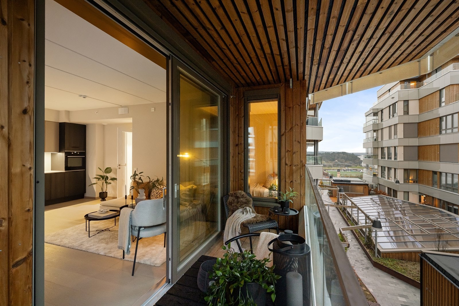 Fra balkongen er det utsikt mot Kadettangen og Kalvøya som forøvrig er et populært tursted både sommer og vinter. Galleribilde