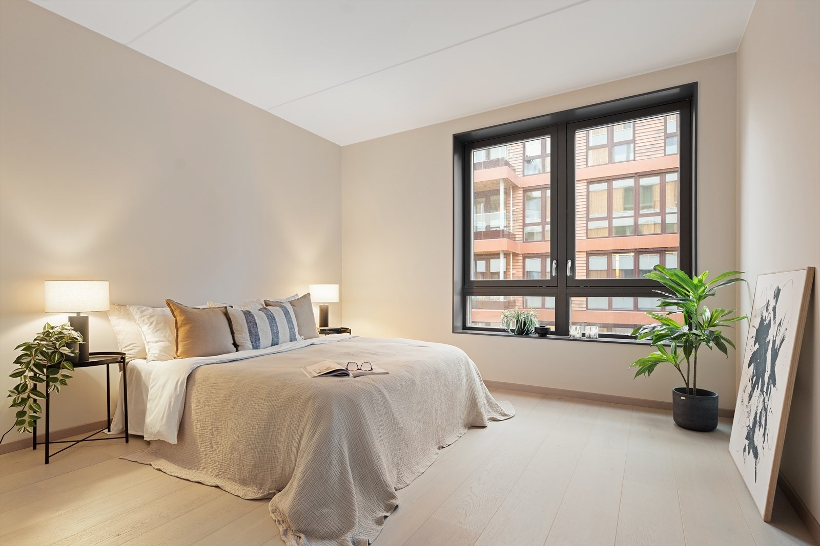 Hovedsoverommet er romslig og har god plass til møblering med dobbeltseng nattbord og garderobeløsning. Alt etter ønske og behov. Galleribilde