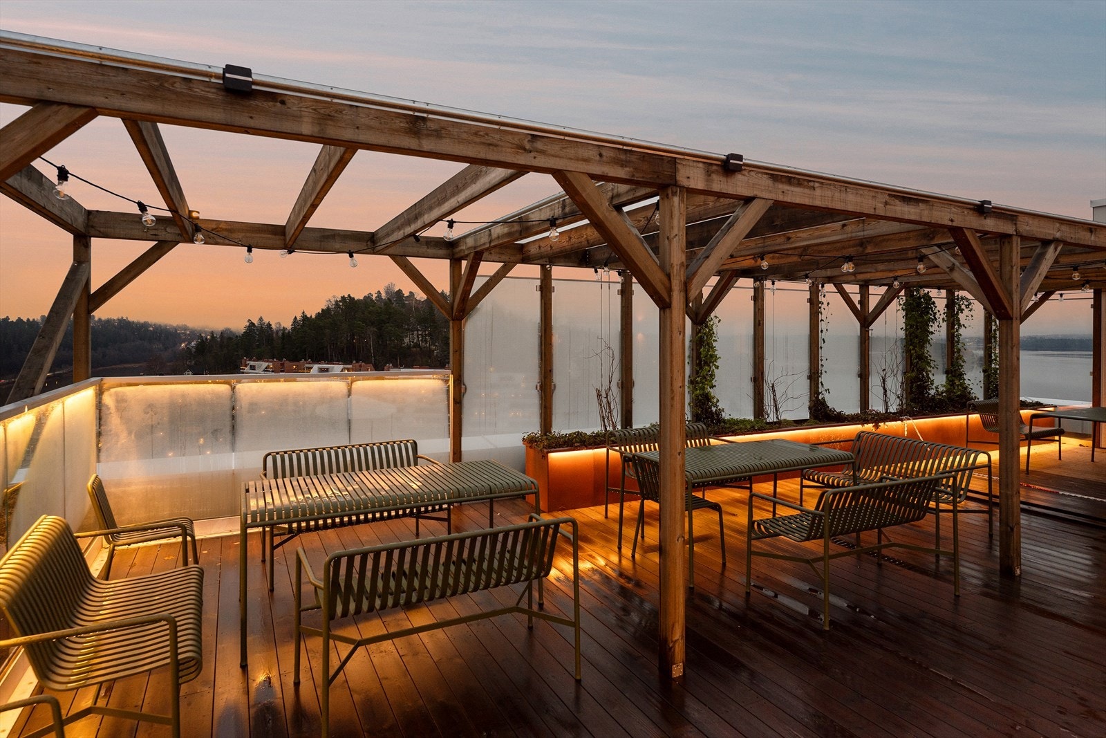 Fellesarealene er tilgjengelig for alle beboere. Her er det bygget pergola og satt opp hyggelige sitteplasser. Galleribilde