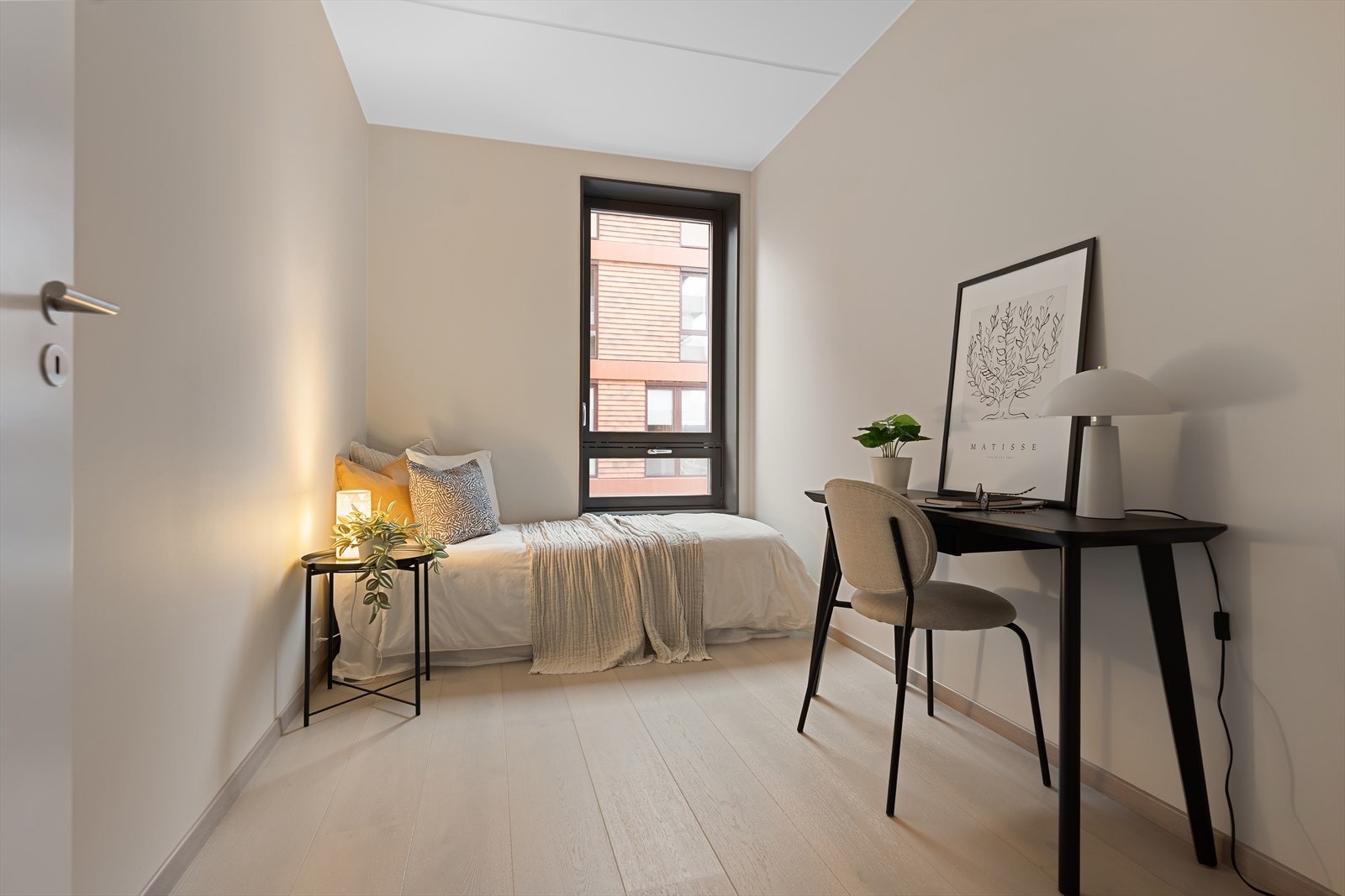 Det er ytterligere to soverom i leiligheten - begge av god størrelse og kan benyttes som soverom, barnerom, hjemmekontor eller annet. Galleribilde