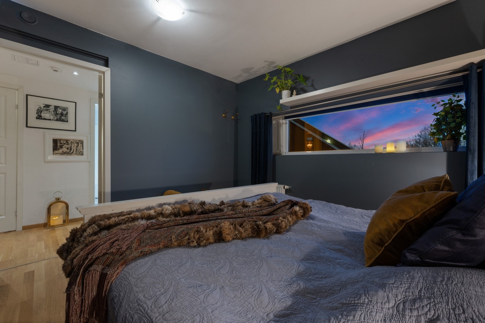 Soverommet er innredet med en romslig skyvedørsgarderobe. Galleribilde