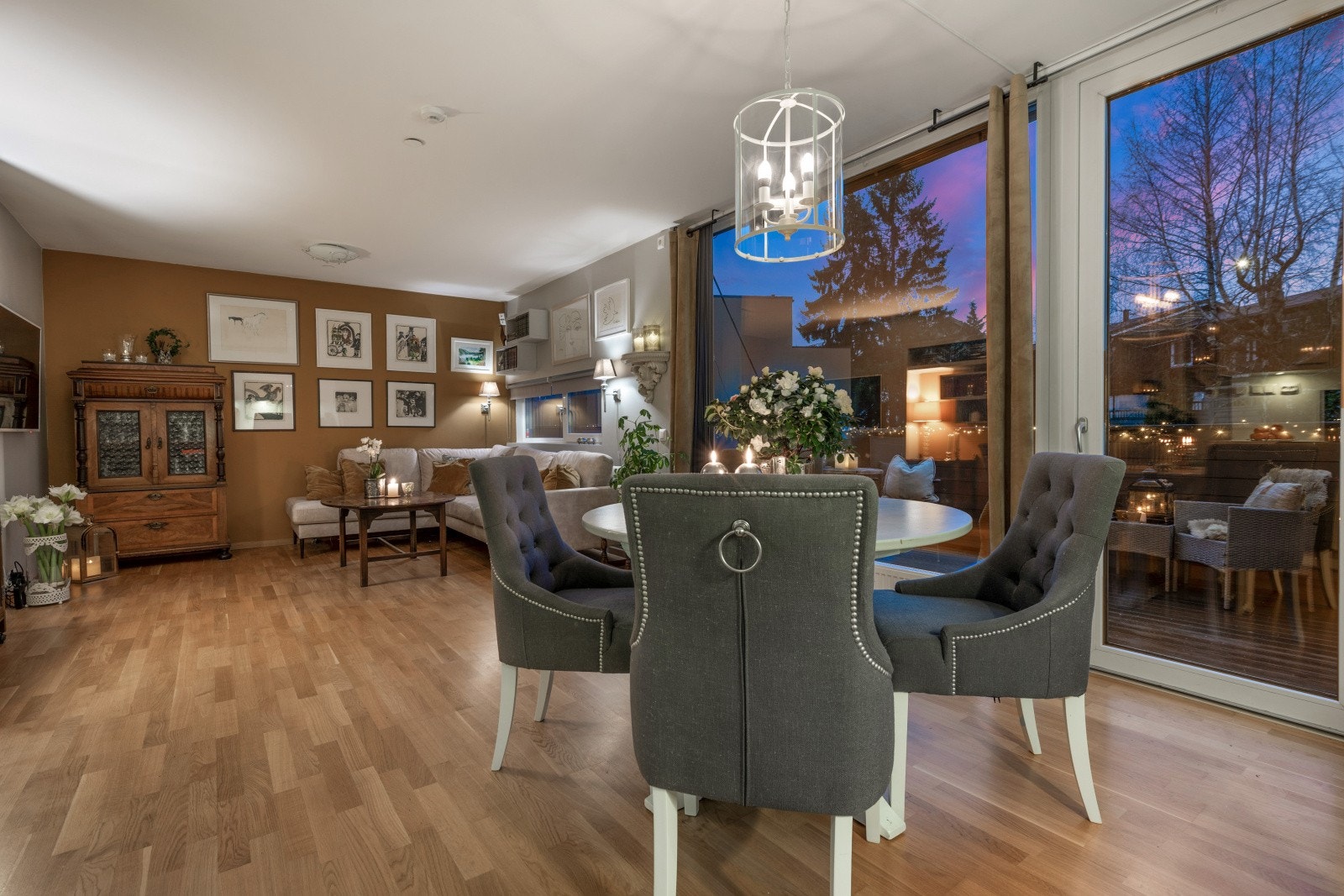 Store vindusflater gir rikelig med naturlig lys og setter et luftig preg på rommet. Galleribilde