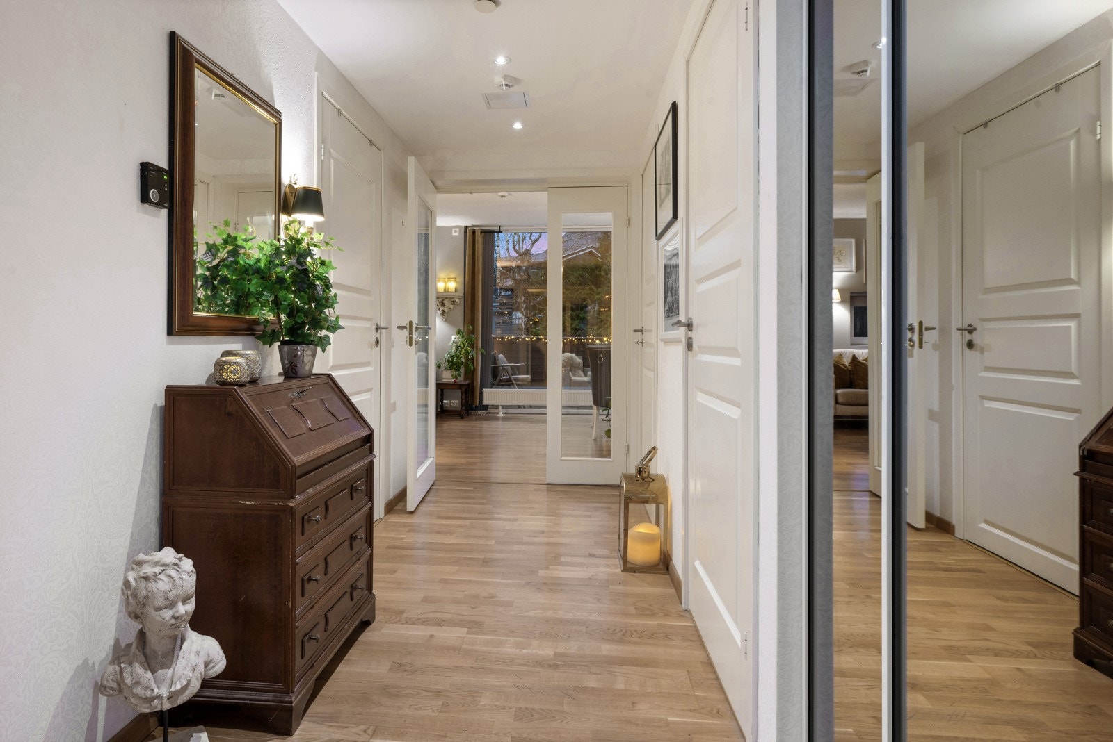 Hygelig entré med skyvedørsgarderobe. Galleribilde