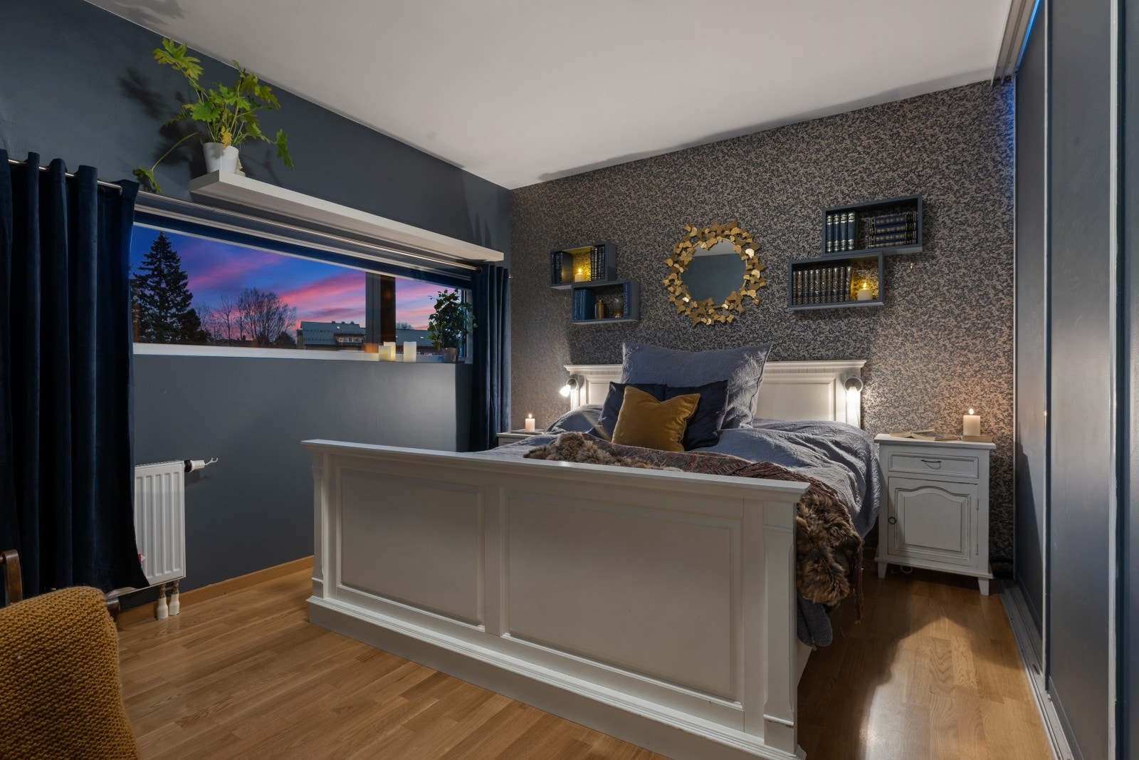 Romslig soverom med god plass til dobbeltseng og tilhørende møblement. Galleribilde