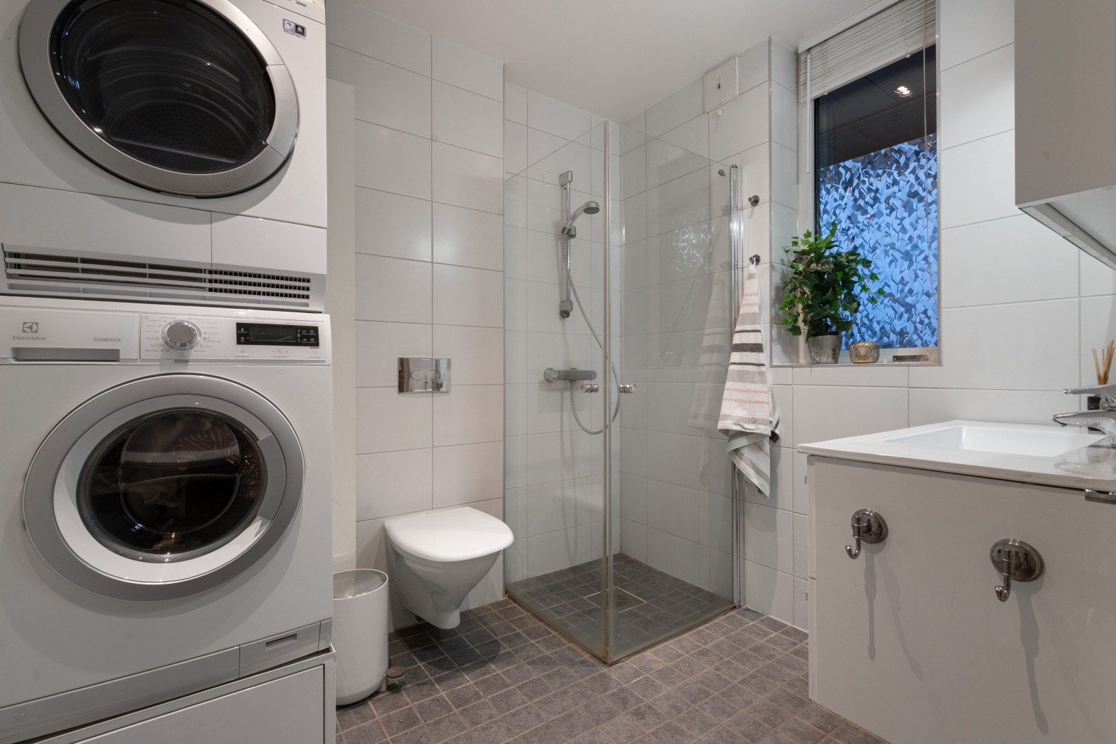 Flislagte vegger og gulv med vannbåren gulvvarme gir komfort og stil på badet. Galleribilde