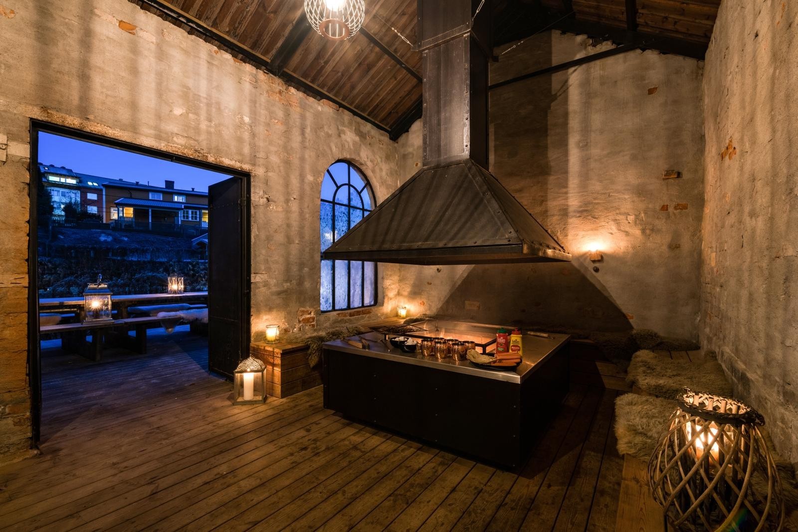 Innendørs grillområde i felles grillhytte. Galleribilde