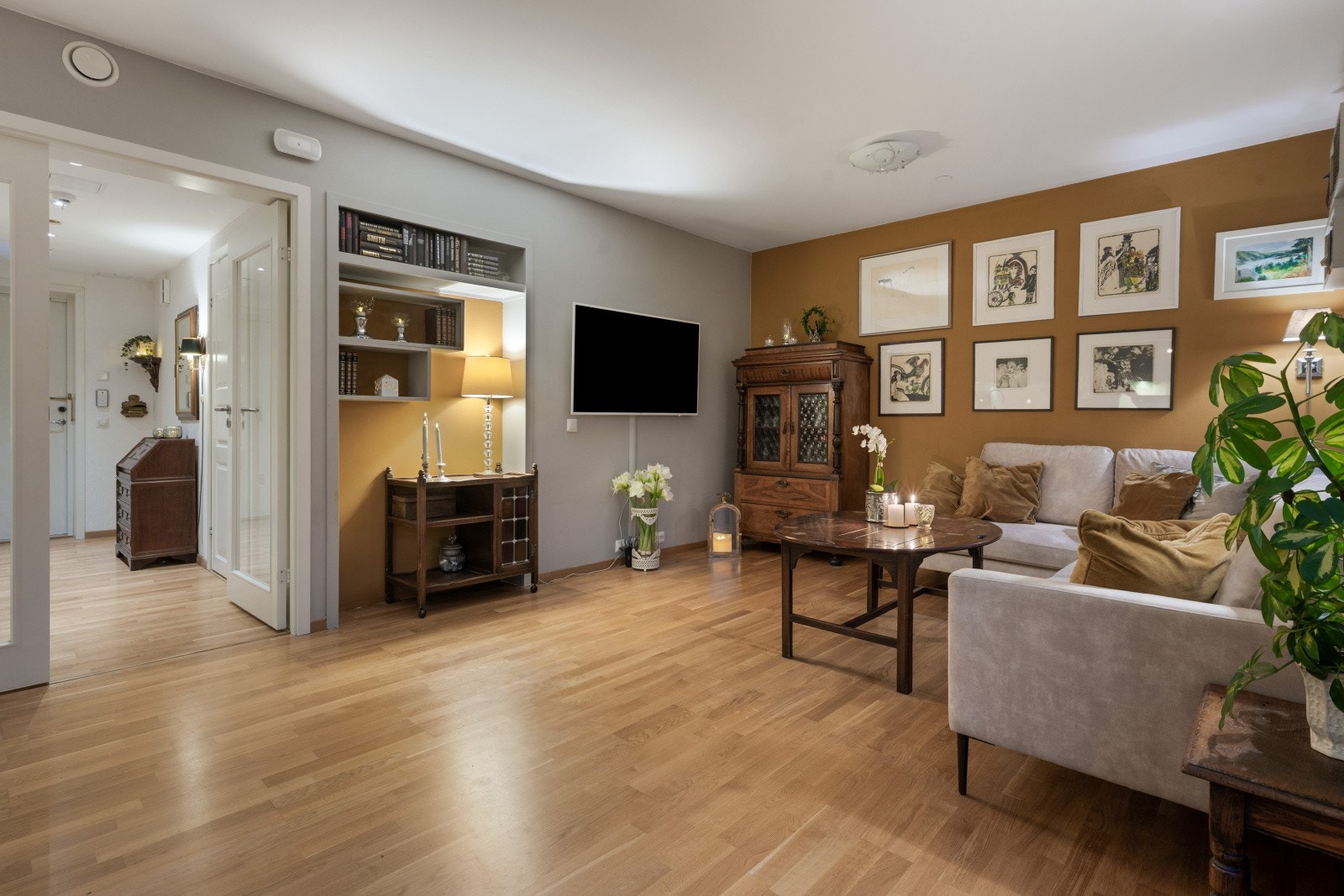 Tiltalende stue med åpen kjøkkenløsning og gode møbleringsmuligheter. Galleribilde