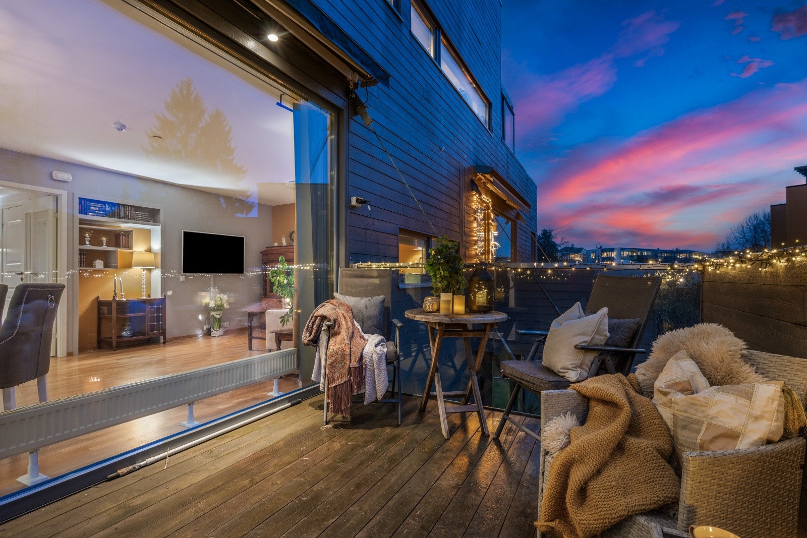 Fra stuen er det utgang til en solrik balkong. Galleribilde