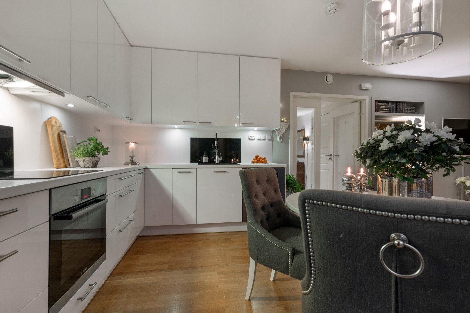 Hvite fronter på kjøkkeninnredningen gir et tidløst uttrykk. Galleribilde