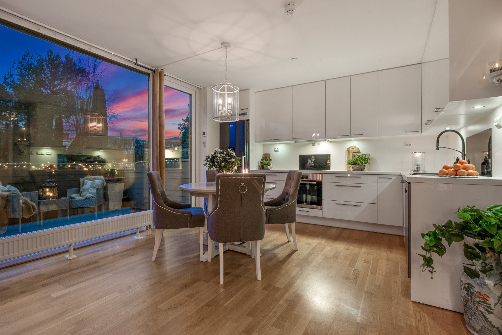 Åpen kjøkkenløsning og god plass til spisebord. Galleribilde