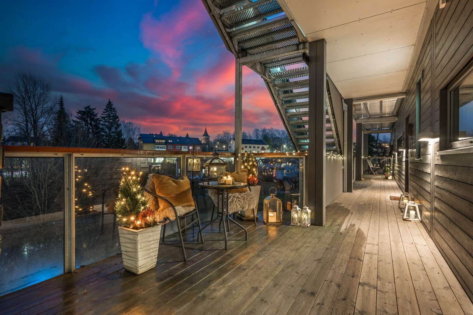 Hyggelig svalgang med morgensol. Galleribilde