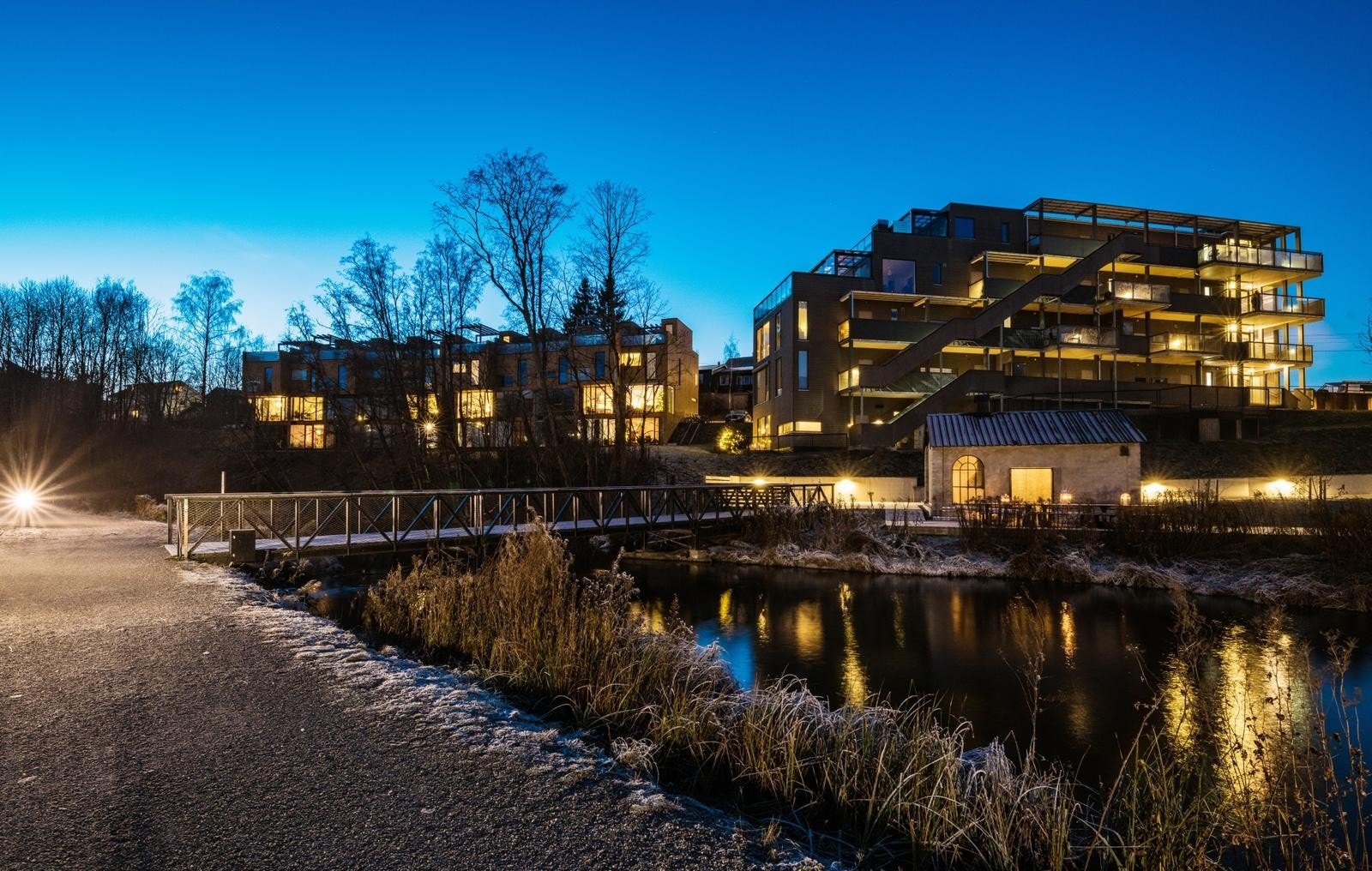 Tomten er felles eiet for sameiet, og er pent opparbeidet med plen, beplantning og asfalterte internveier. Galleribilde