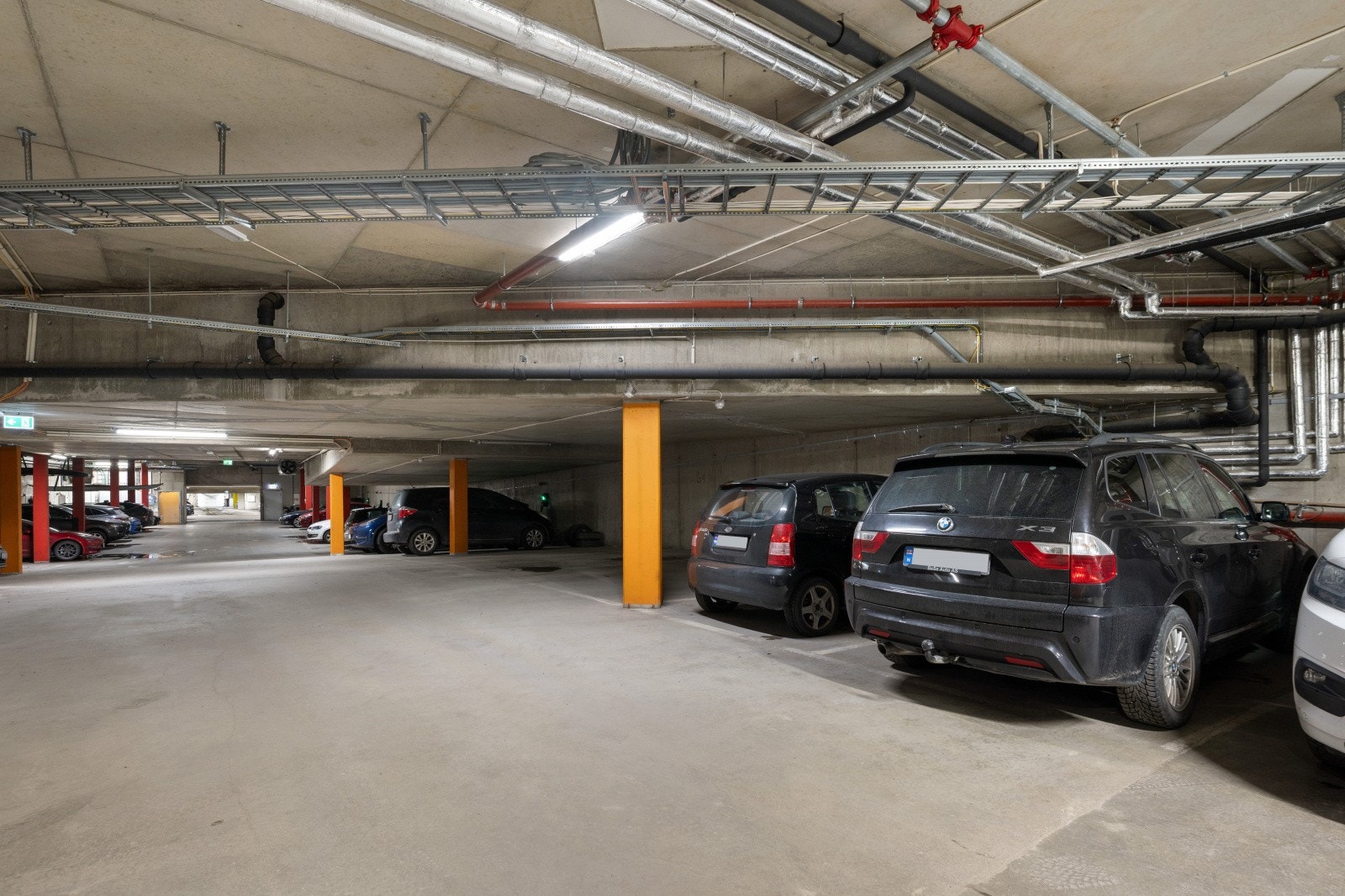 Leiligheten har fast garasjeplass i felles garasjekjeller. Galleribilde