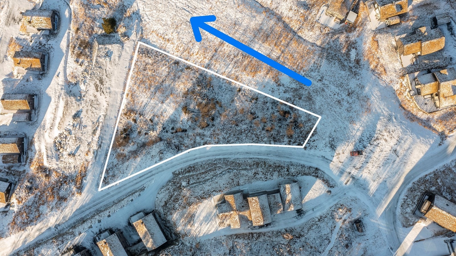 Tomteområde på 2145 kvm - alpintrasé grenser mot tomten Galleribilde