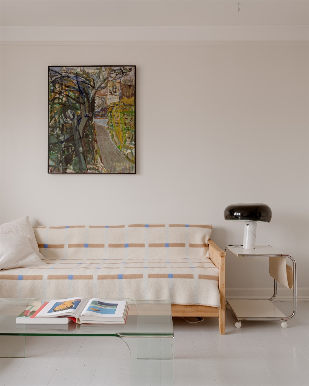 De malte tregulvene er i perfekt harmoni med de dempede veggtonene og gir rom for personlig dekorering. Galleribilde