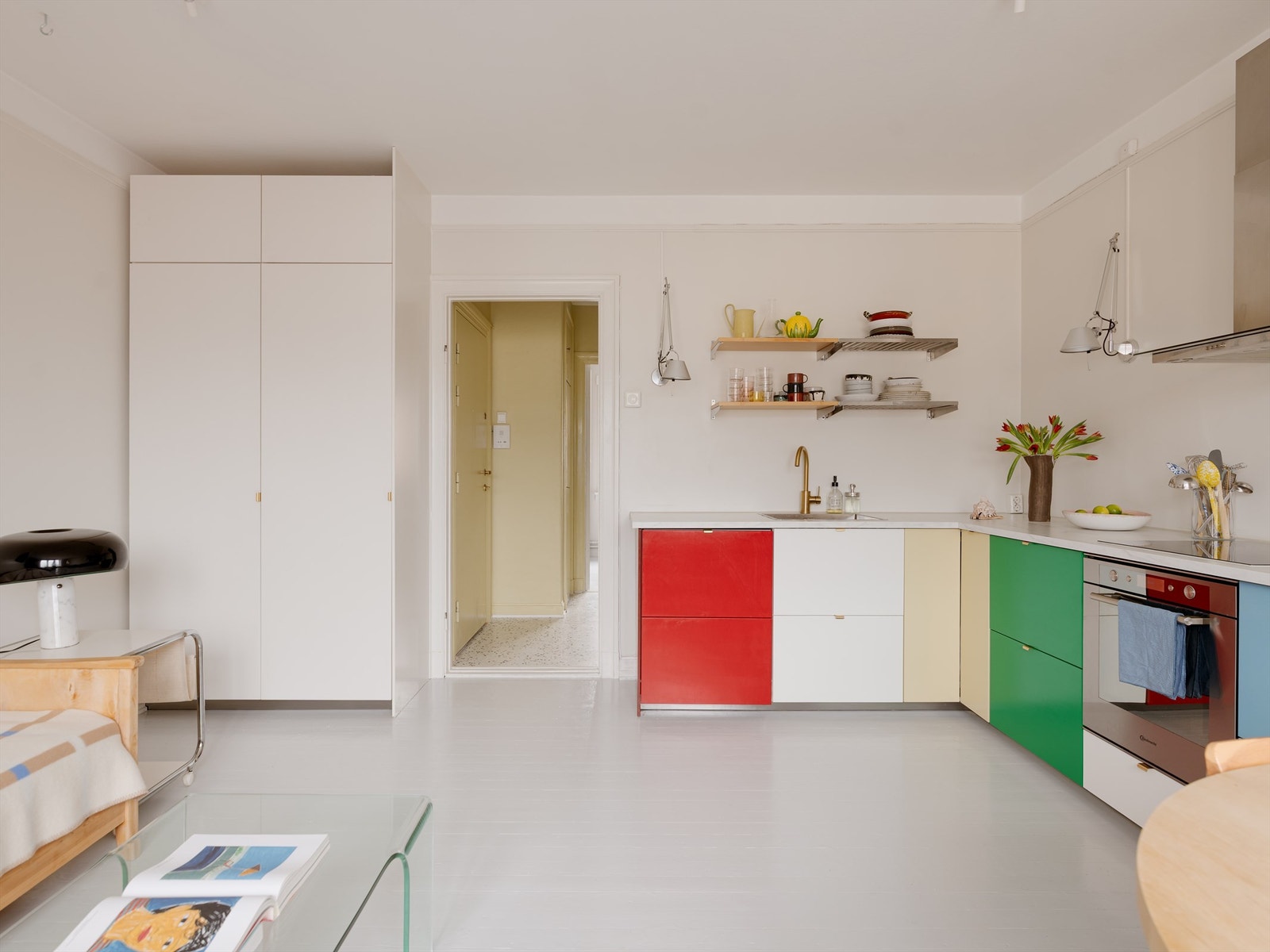 Kjøkkenet byr på fargerike glatte flater og nok av benkeplass, samt godt med oppbevaring. La oss bevege oss videre til entreen, hvor du blir ønsket velkommen inn! Galleribilde