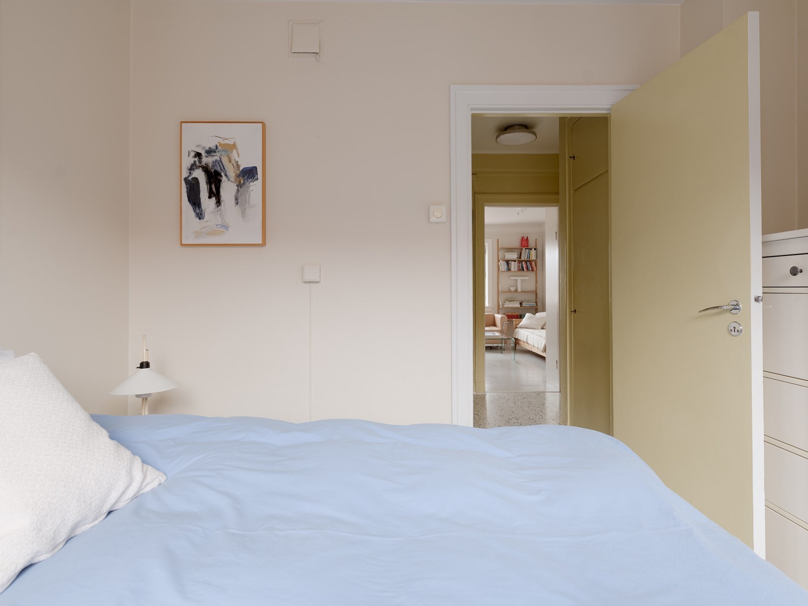 Det er også plass til en kommode bak soveromsdøren, for ekstra oppbevaring. Galleribilde