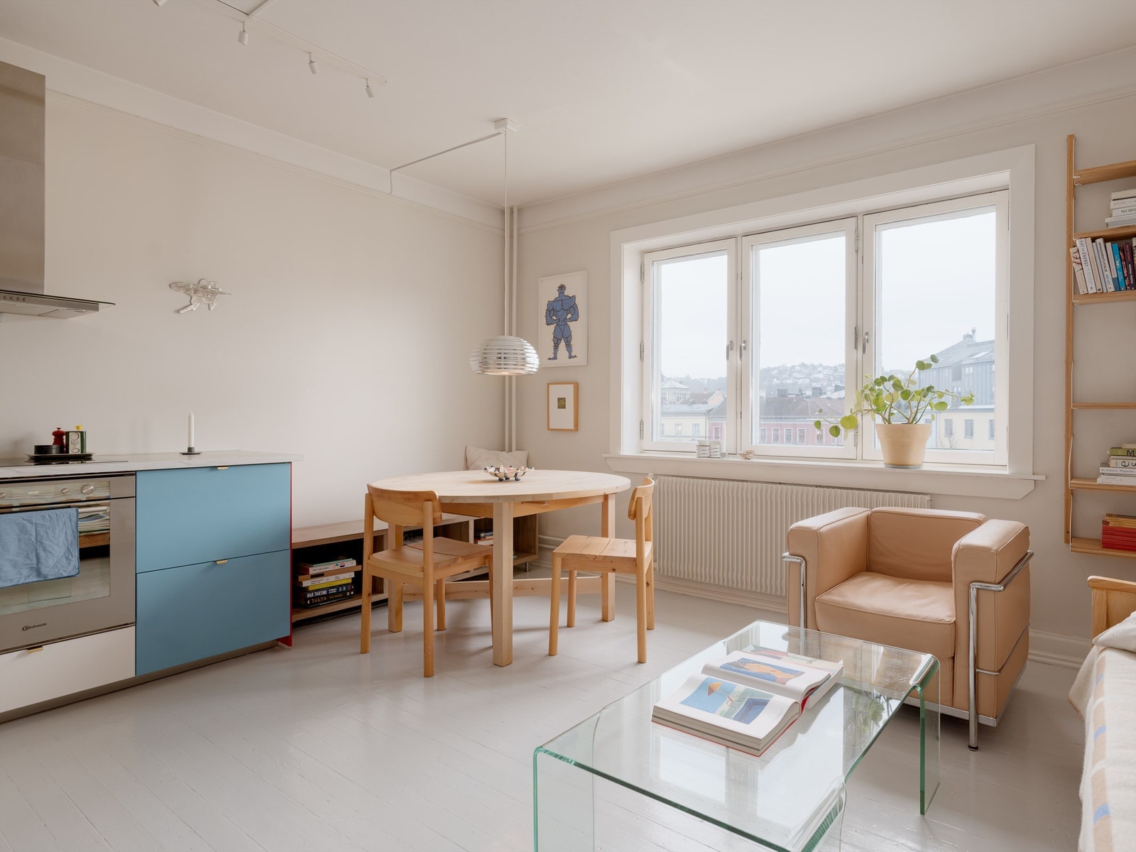 De store vindusflatene i rommet sørger for at leiligheten oppfattes lys og luftig -samtidig sørger radiatoren for jevn og behagelig varme. Galleribilde