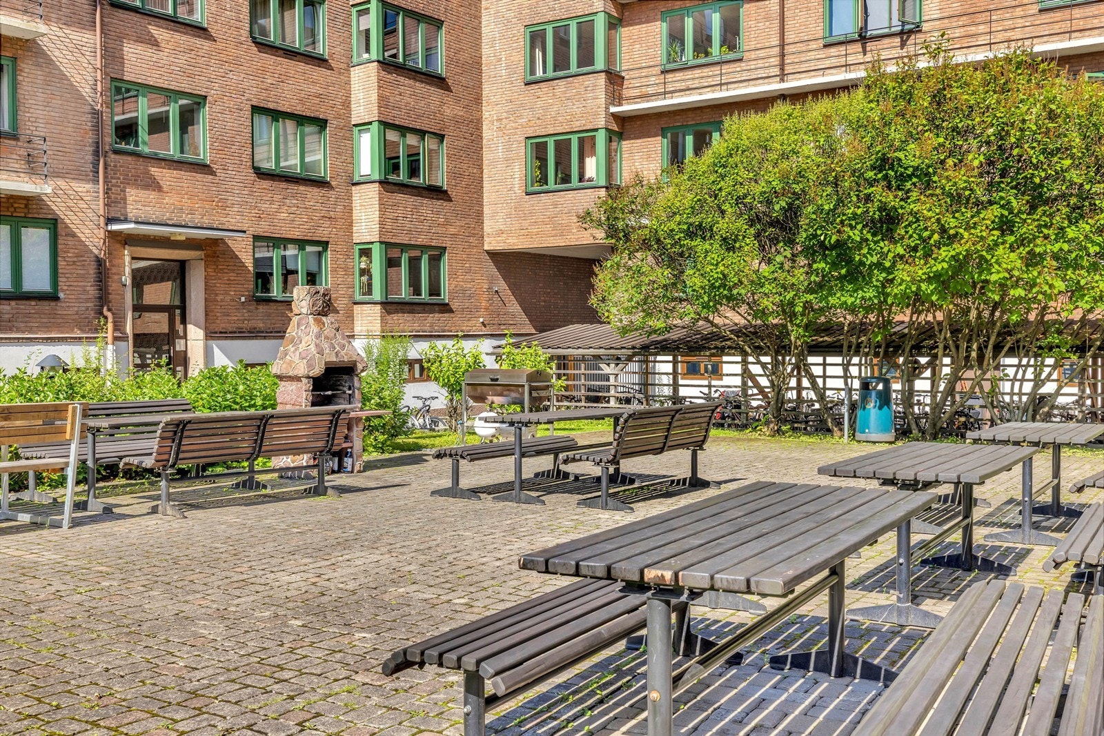 Borettslaget har nok av sittegrupper og sykkelparkering i bakgården. Galleribilde