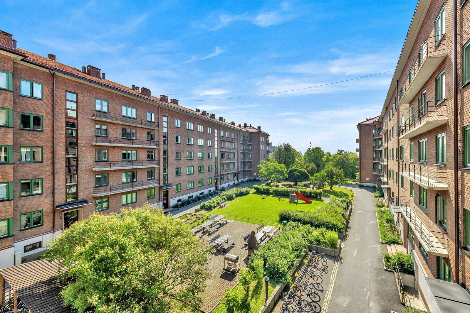 Fine grøntområder med lekeplass og utepeis! Galleribilde