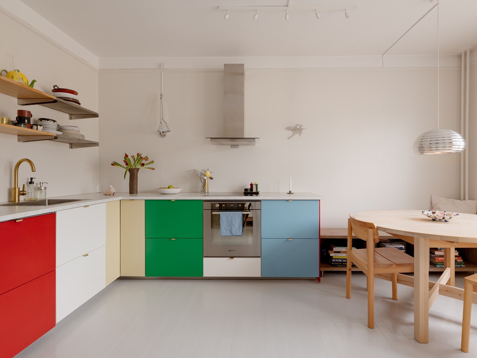 Kjøkkenet er fra 2021 og er sentralt plassert i stuen. Det kombinerer stilsikkert design med integrerte hvitevarer og god oppbevaringsplass. Galleribilde