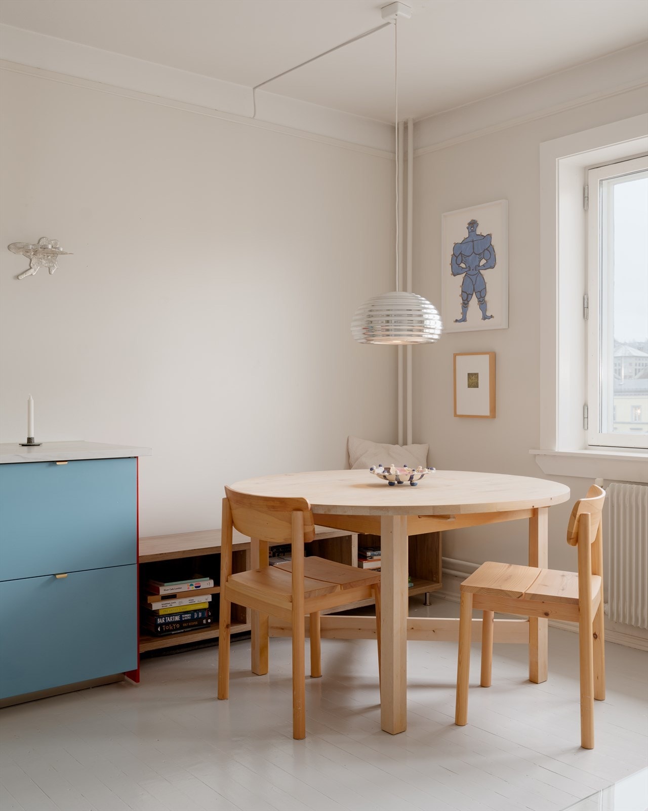 I forlengelsen av kjøkkenet har du en koselig spiseplass med utsikt til både kokken og bylivet på utsiden. Galleribilde