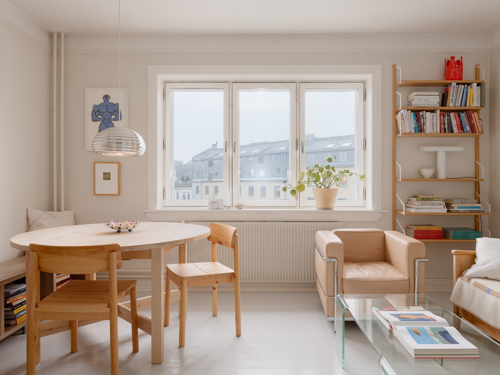 Med raus takhøyde og plass til flere soner oppleves stuen som større enn sine oppmålte kvadratmeter. Galleribilde