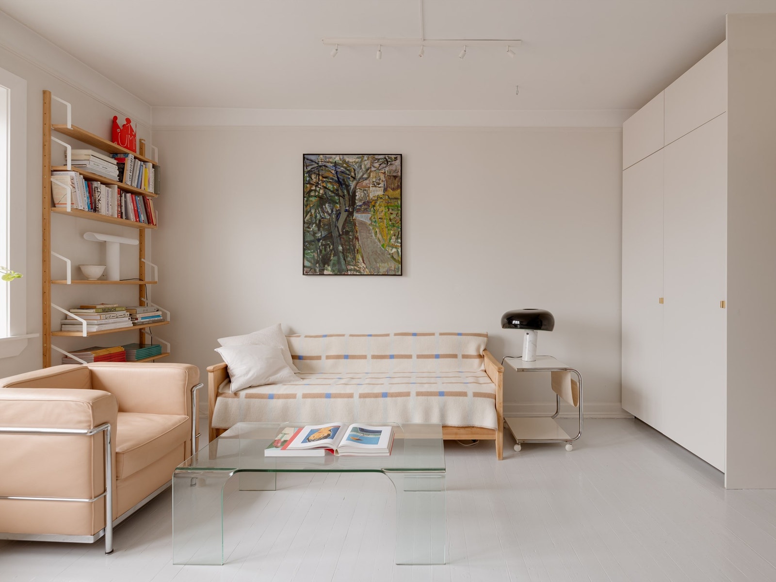 Masser av oppbevaringsplass i høyskap. Taklampen sørger for nok lys, selv på mørke vinterkvelder. Galleribilde