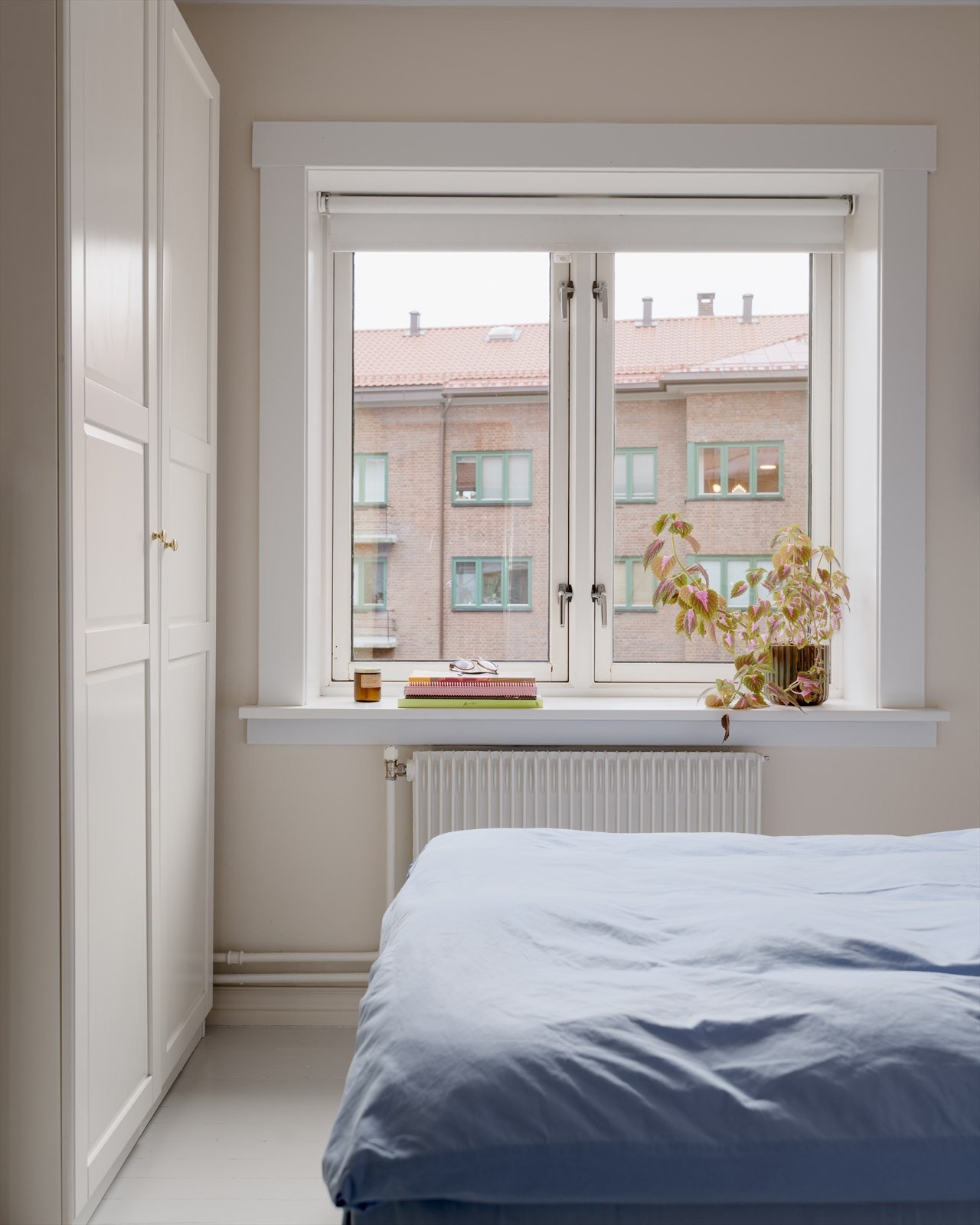 Rommet har store vindusflater som gir rikelig med naturlig lys, samtidig som rullgardin gjør det enkelt å dempe lyset når ønskelig. Galleribilde