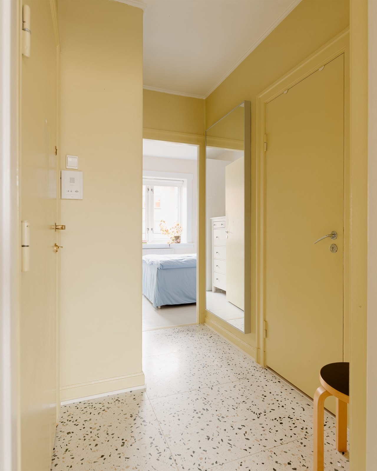 Entréen har nydelige fliser, og et praktisk kott med god plass til diverse oppbevaring. På høyre side ligger baderomsdøren. Galleribilde