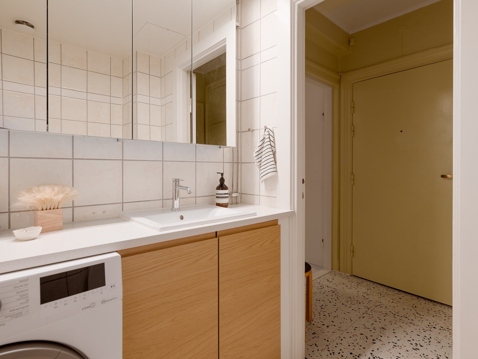 Fra badet og gjennom entreen kommer vi til det rolige, innbydende soverommet. Galleribilde