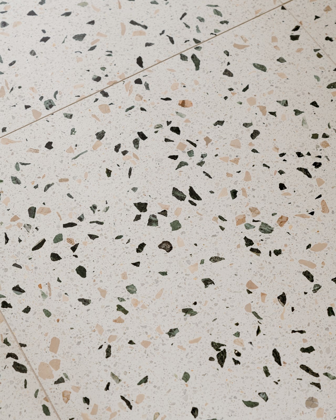 Flisene er fra 2023, og gir et stilrent førsteinntrykk! Galleribilde