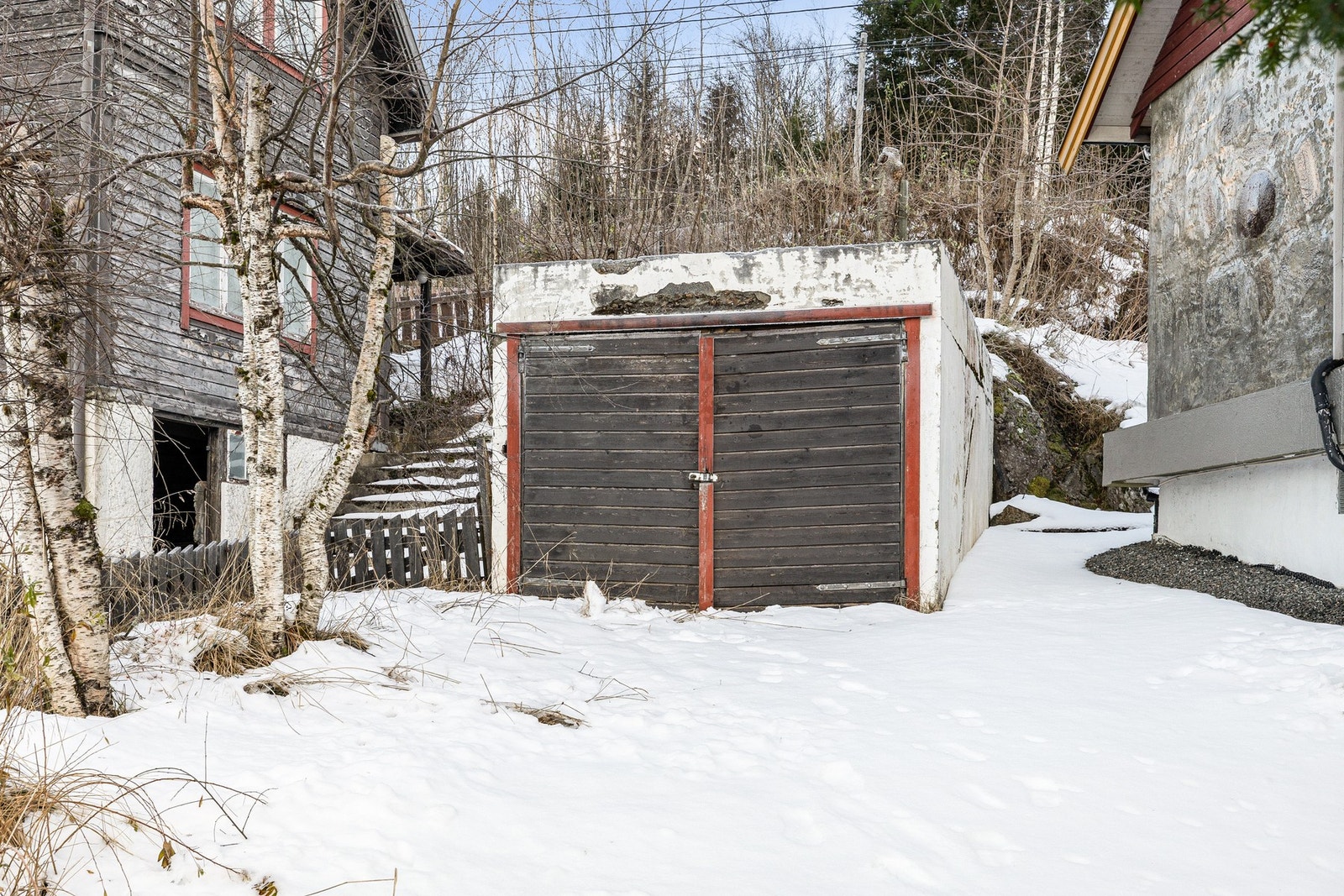 Tomt med garasje følger salget Galleribilde