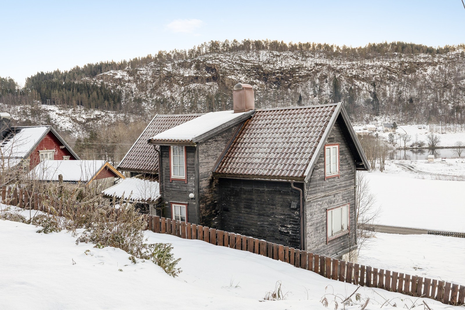 Det eneste som mangler er den rette kjøperen som ser verdien i å gi hytten nytt liv Galleribilde